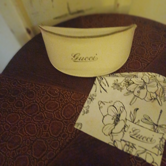 White gucci sunglass case - Picture 3 of 7
